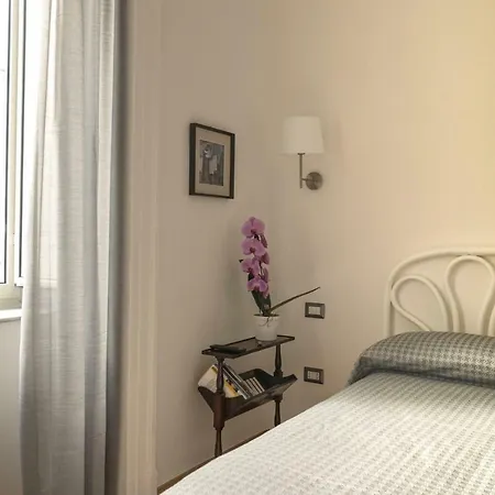 Apartment Chiatamone 27 Naples